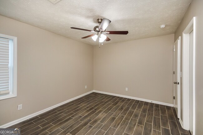 Building Photo - 6096 Creekford Dr