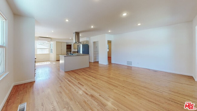 Building Photo - 1107 S Bundy Dr