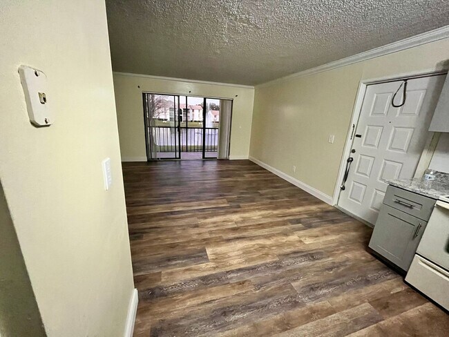 Building Photo - 1 Bedroom 2nd Floor Condo in East Orlando with Laminate Flooring and Scenic Balcony View!