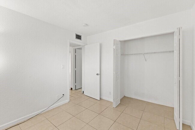 Building Photo - 2106 S Cypress Bend Dr