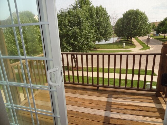 Building Photo - Beautiful & Very Spacious End Unit 2 bedroom  2 car garage. Must See.