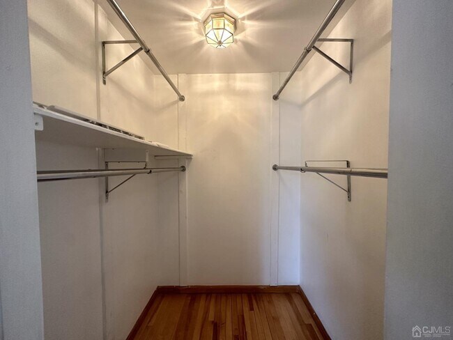 Building Photo - 348 Front St