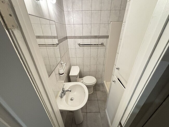 Building Photo - Newly Renovated 3bed/3Bath W/ private studio located in E. Las Vegas