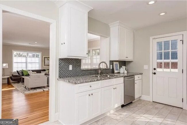 Building Photo - 311 Delmont Dr NE