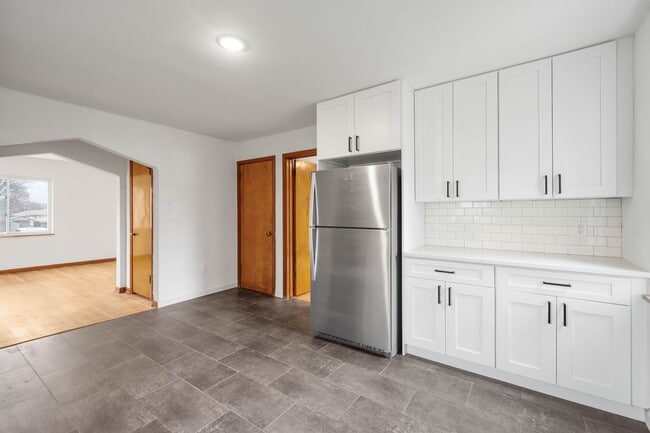 Building Photo - Don’t miss this! Beautifully RENOVATED 3 bedroom in Stowe!!