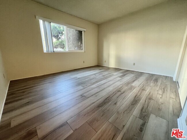 Building Photo - 1261 Granville Ave