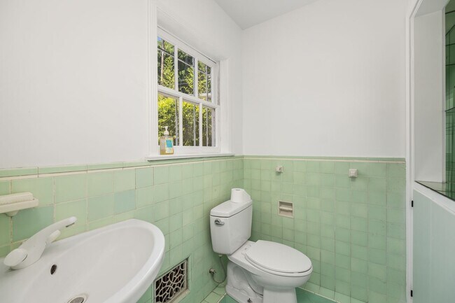 Building Photo - 1685 Sunset Plaza Dr