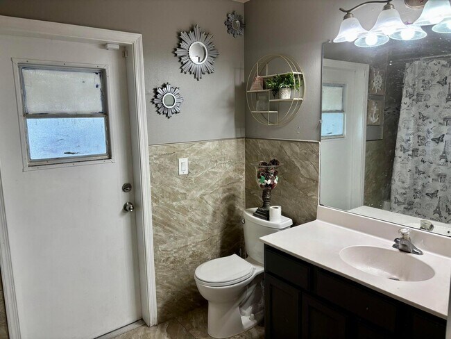 Building Photo - 981 SW McComkle Ave