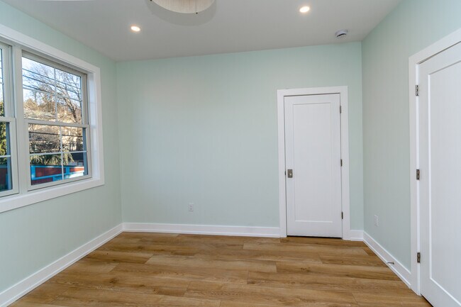 Building Photo - 17 Wilson St