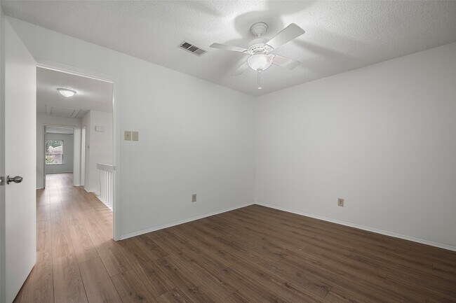 Building Photo - 2387 Crescent Park Dr