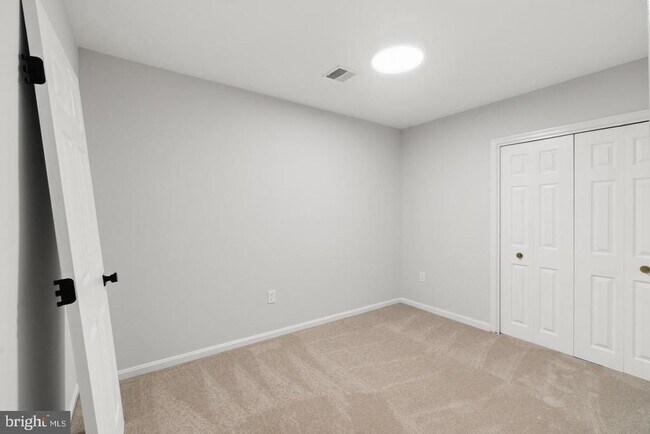 Building Photo - 100 Oak Dr
