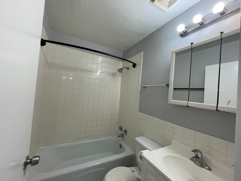 Building Photo - 5920 N Kenmore Ave