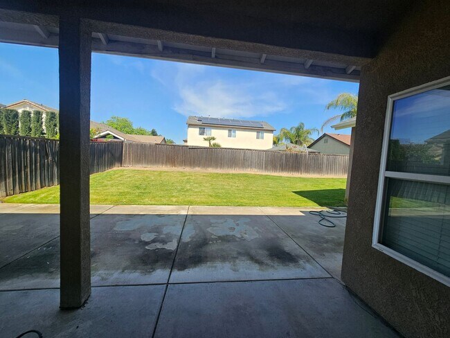 Building Photo - 4 Bedroom 2 Bath