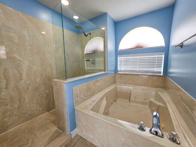 Building Photo - Waterfront Pool Home in Desirable Sunset Lakes