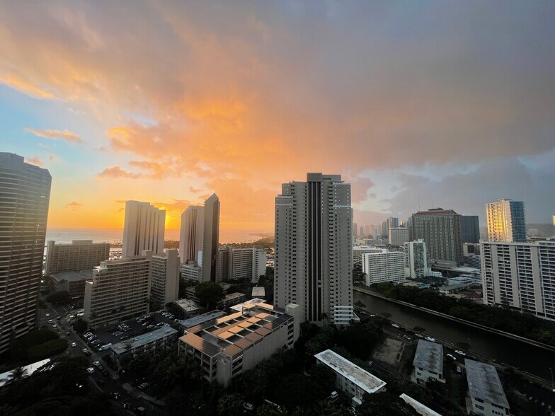 Building Photo - 411 Hobron Ln