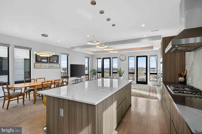 Building Photo - 911 S Oak St