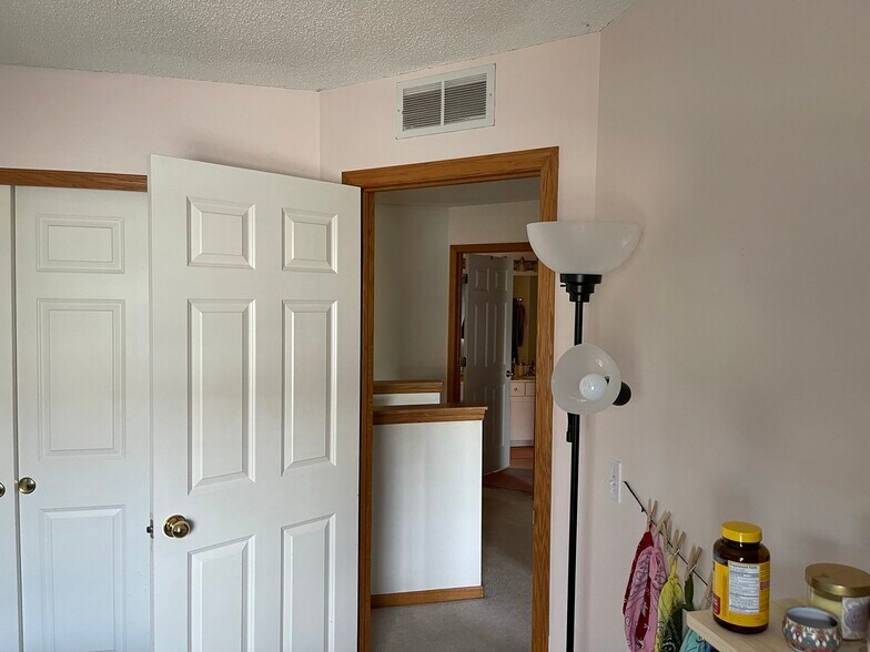 Building Photo - 1725 Countryside Dr
