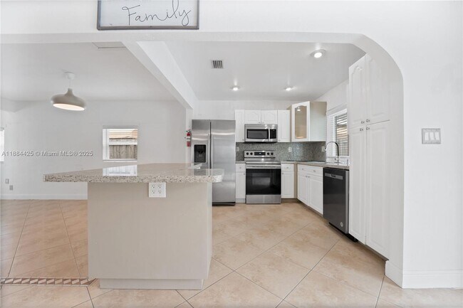 Building Photo - 2441 Tarpon Dr