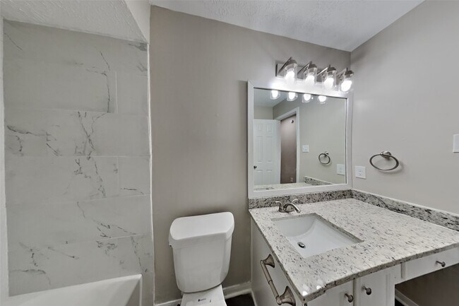 Building Photo - 5511 Pipingwood Dr