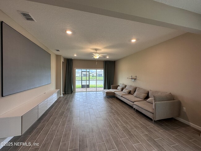 Building Photo - 3960 Cloverdale Ct