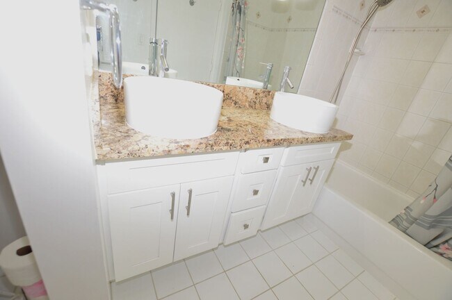 Building Photo - Fountain at Makiki - 3 bedroom, 2 bath con...