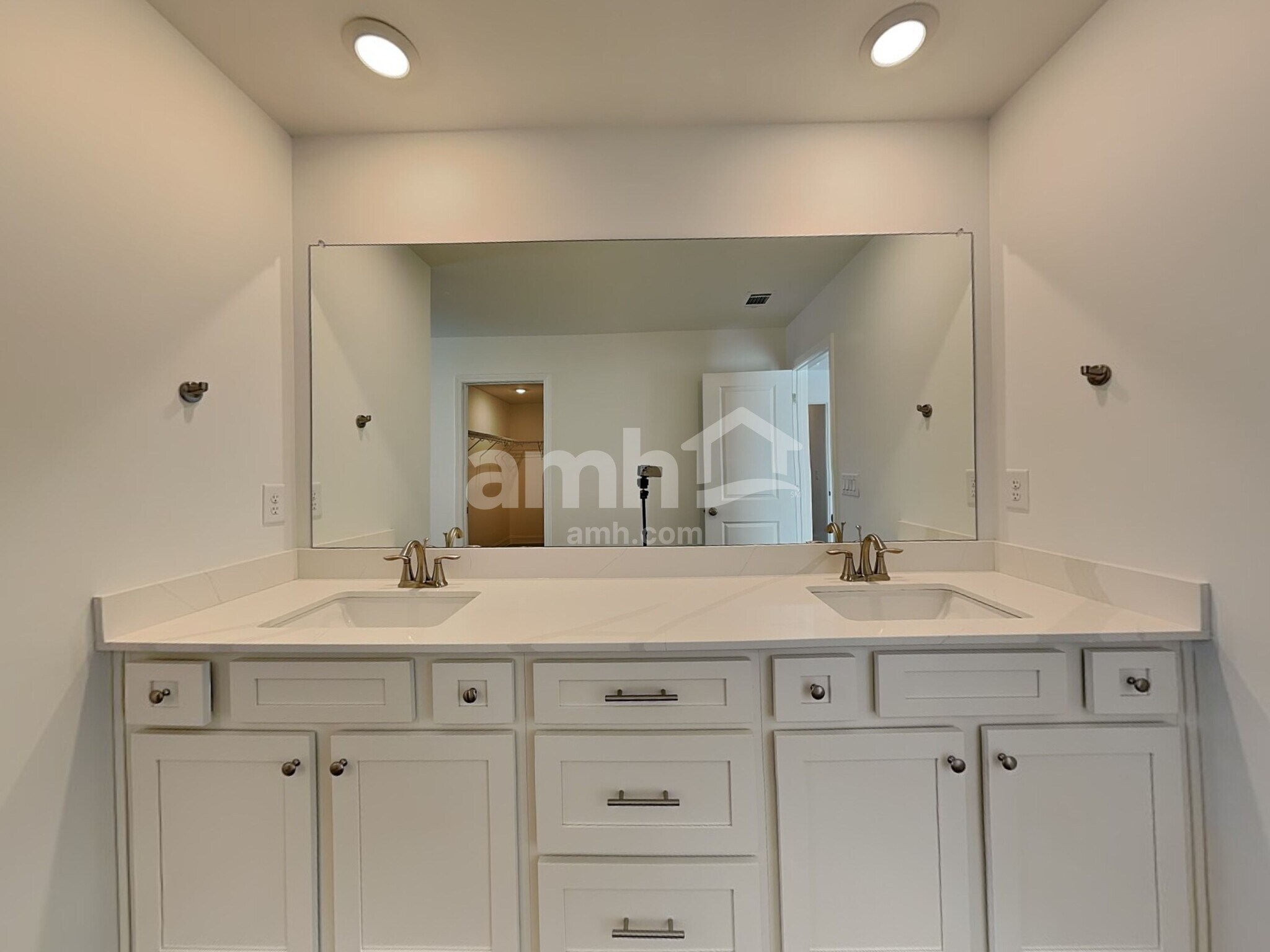 Building Photo - 510 Pointe Dr