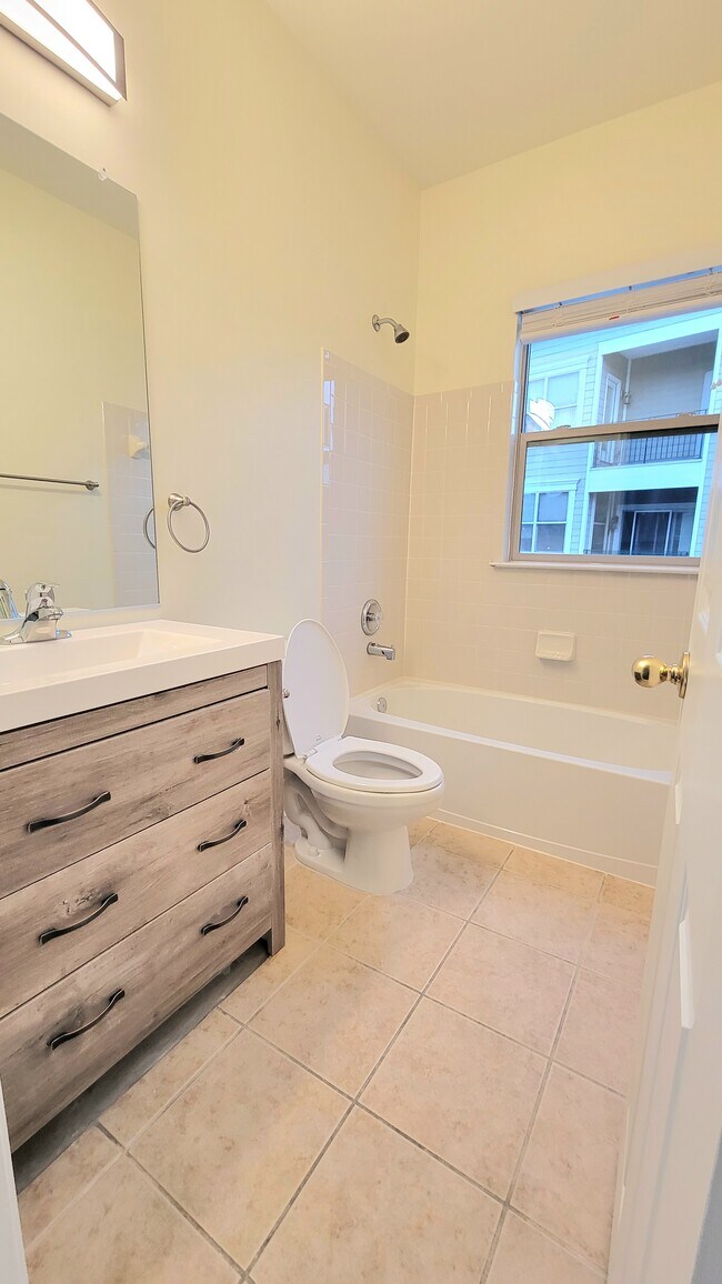 Building Photo - 18 S High St