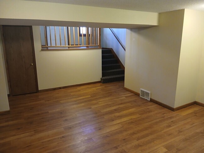 Building Photo - 3 bedrooms, 2.5 bathrooms, 2 car garage, with bonus flex room!