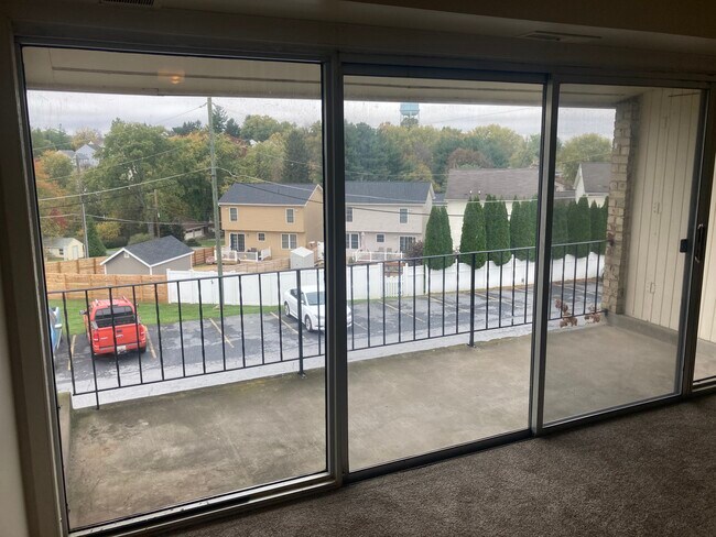 Dining Area - 620 6th Ave