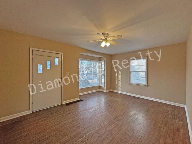 Building Photo - Cute and Clean 2 Bedroom Home Close to Mercy!