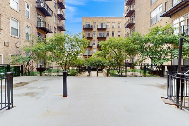 Building Photo - 420 S Clinton St