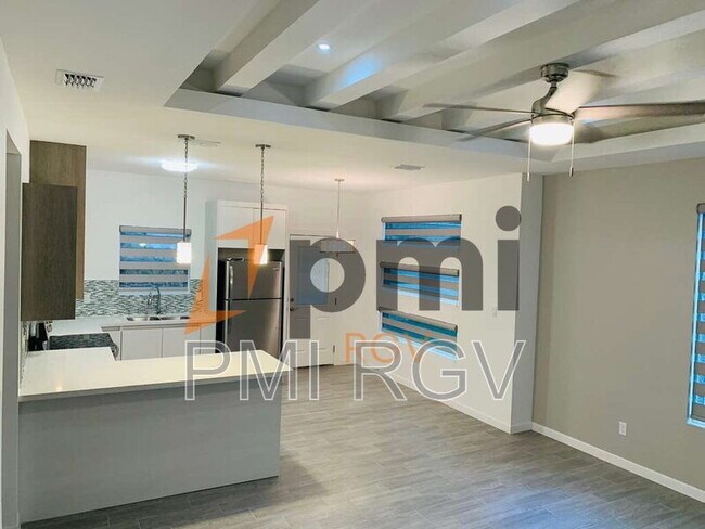 Building Photo - 805 W Garrison Dr