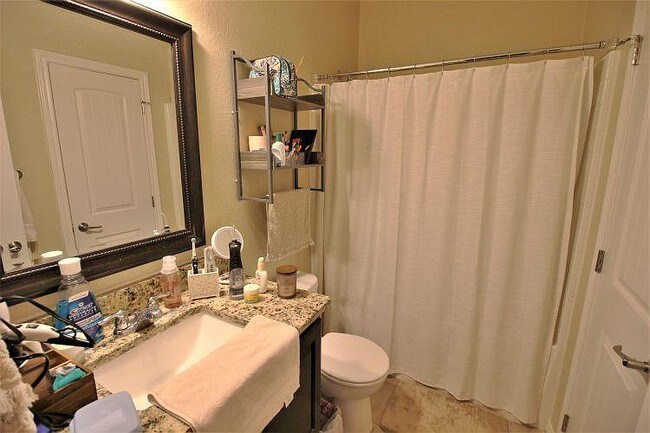 Building Photo - 314 Fairway Dr