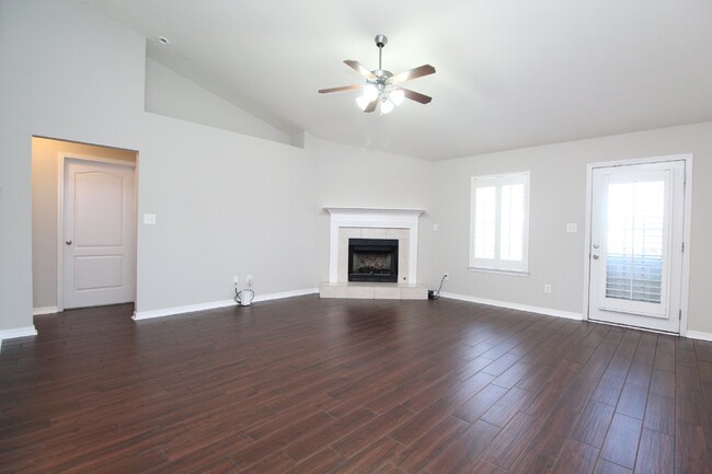 Building Photo - Updated 4BR Home Near NAS - Split Floor Pl...