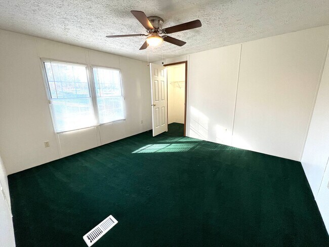 Building Photo - Location & Convenient! It Starts Here!