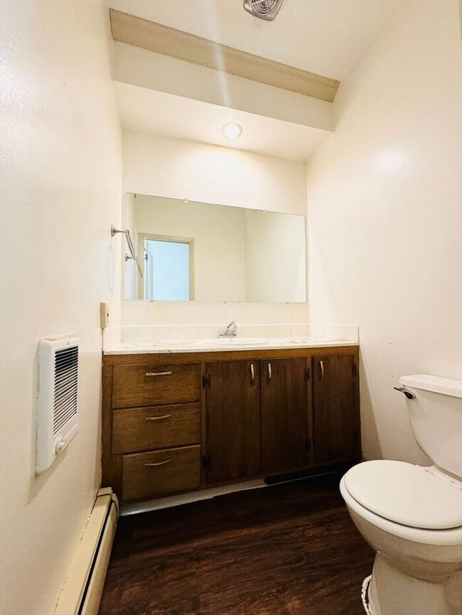Building Photo - Beautiful 3 Bed 1.5 Bath Townhome in a Ren...