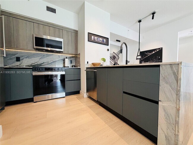 Building Photo - 7320 NW 114th Ave