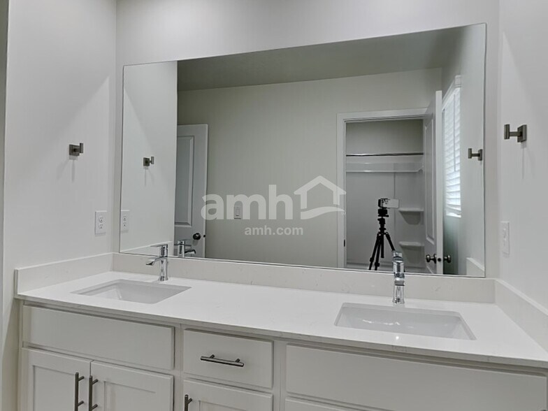 Building Photo - 1244 W Mahogany St