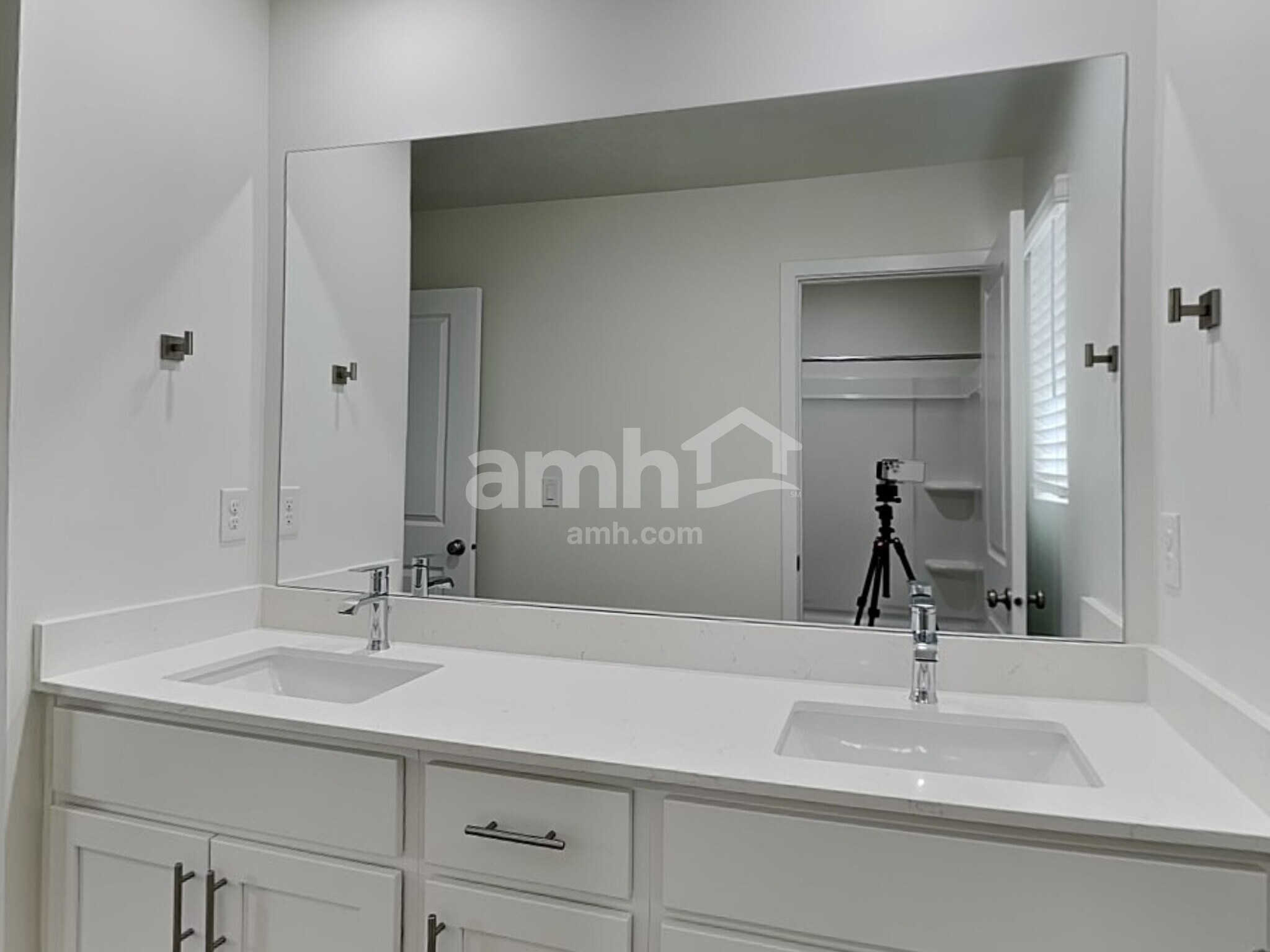 Building Photo - 1244 W Mahogany St