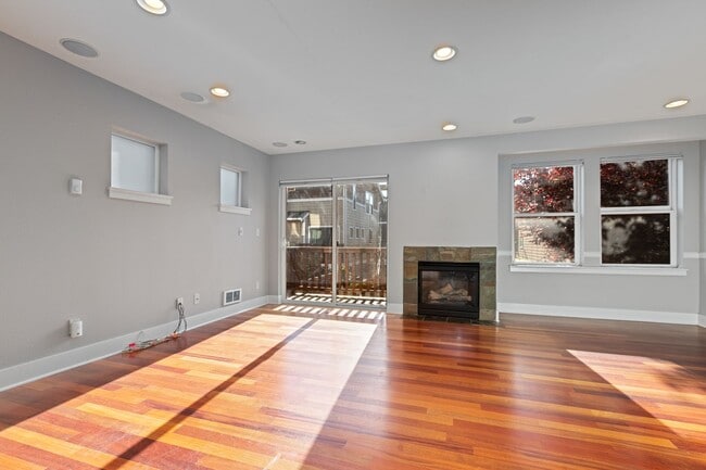 Building Photo - 3Bd/2.5Ba Seattle Townhouse