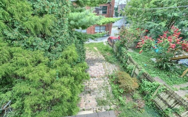 Building Photo - Beautiful 3 Bedroom, 1 Bath Colonial Home ...