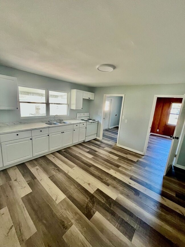 Building Photo - SPACIOUS Zephyrhills 4BR/1BA Home in the Heart of Downtown!