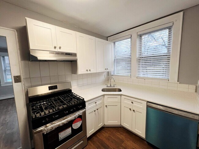 Building Photo - 419 Plainfield Ave