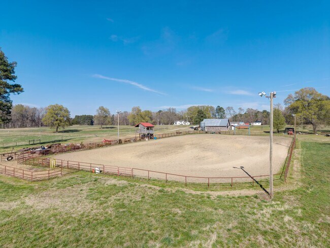 Building Photo - 3 Bedroom/2 Bathroom Equine Farm Home