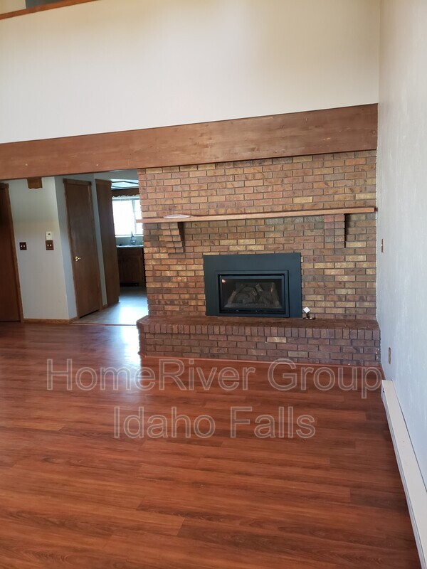 Building Photo - 1545 Bluebird Ln