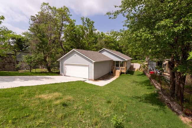 Building Photo - 4 Bedroom 2 Bath + Updated