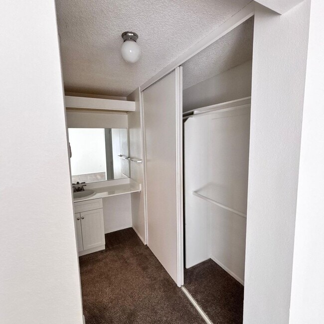Building Photo - LIGHT & BRIGHT UPGRADED, 2 BEDROOM CONDO, ...