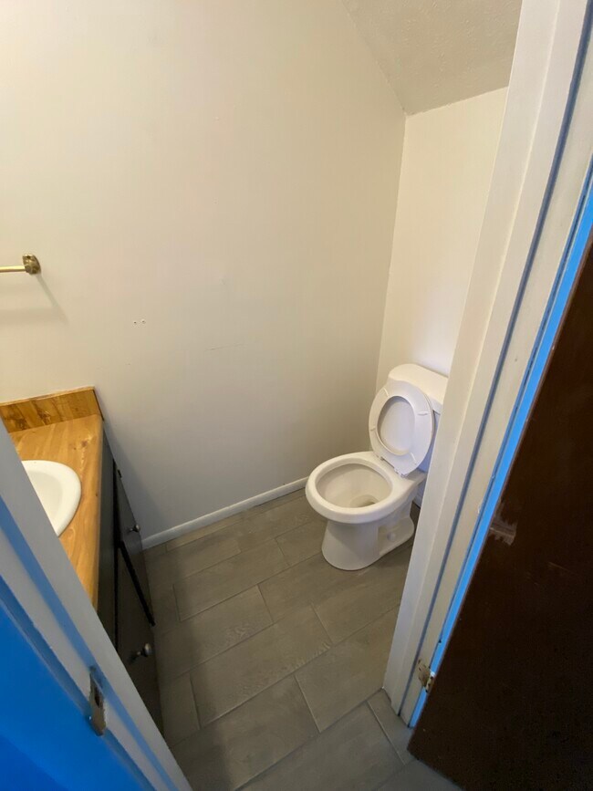 Building Photo - 256 N Berthe Ave