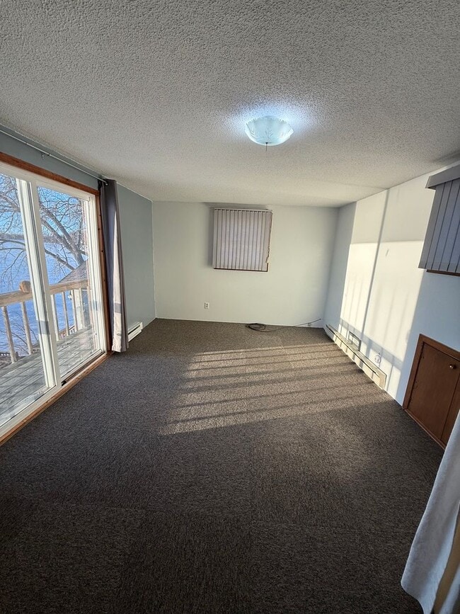 Building Photo - Lake House