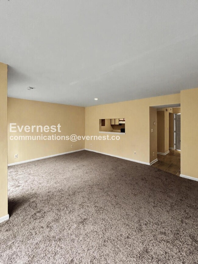 Building Photo - 3 Bed, 1.5 Bath Townhome with Off-Street Parking / Pet-Friendly / Available Now!